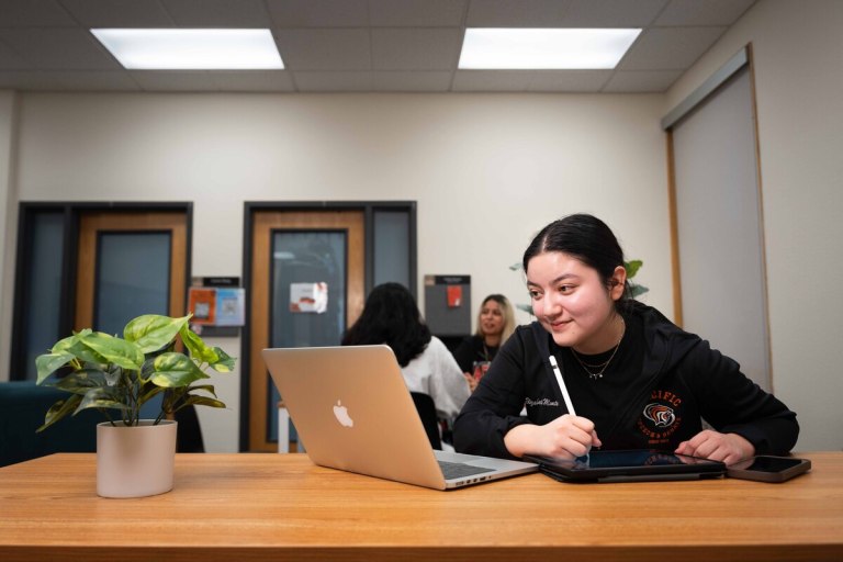 Rompiendo los mitos de la FAFSA: Cómo asegurar tu ayuda financiera