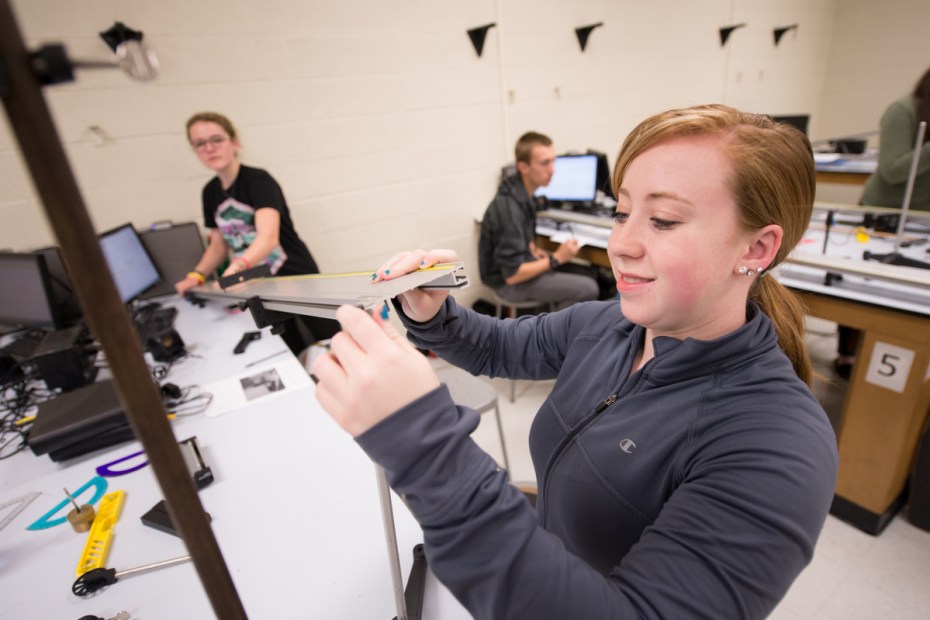 University of the Pacific engineering physics majors in the lab.