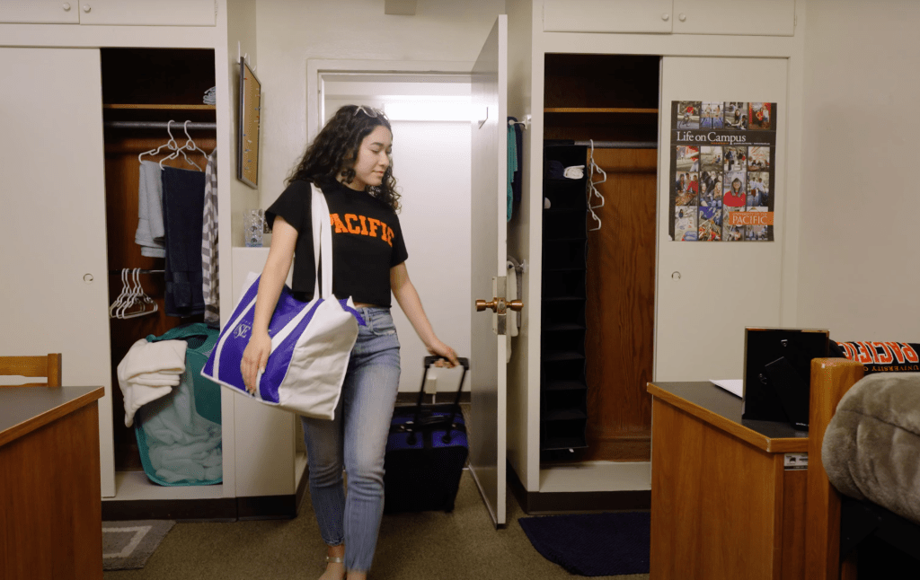 Pacific student moves into campus with reusable bags